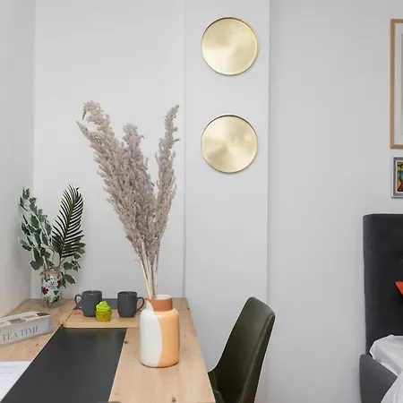 11 Steps Apartment *